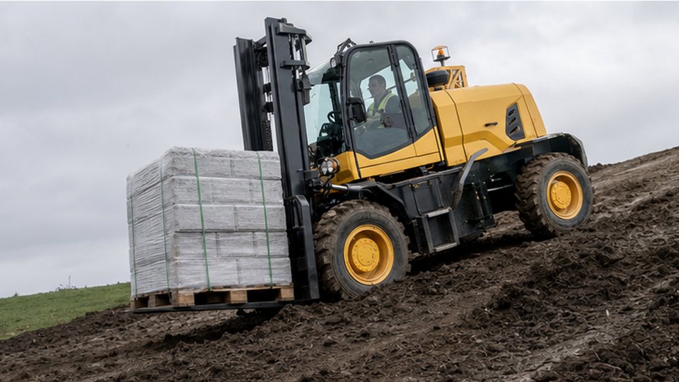 Can a Rough Terrain Forklift Work Safely on Slopes, Mud and Broken Ground?