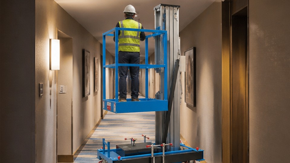 Single-Mast Aluminum Lift Case: Safer Hotel and Shopping Mall Ceiling Maintenance