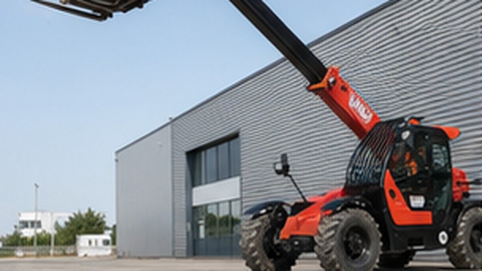 Which Steering Mode Helps a Compact Telehandler Work in Tight Yards?