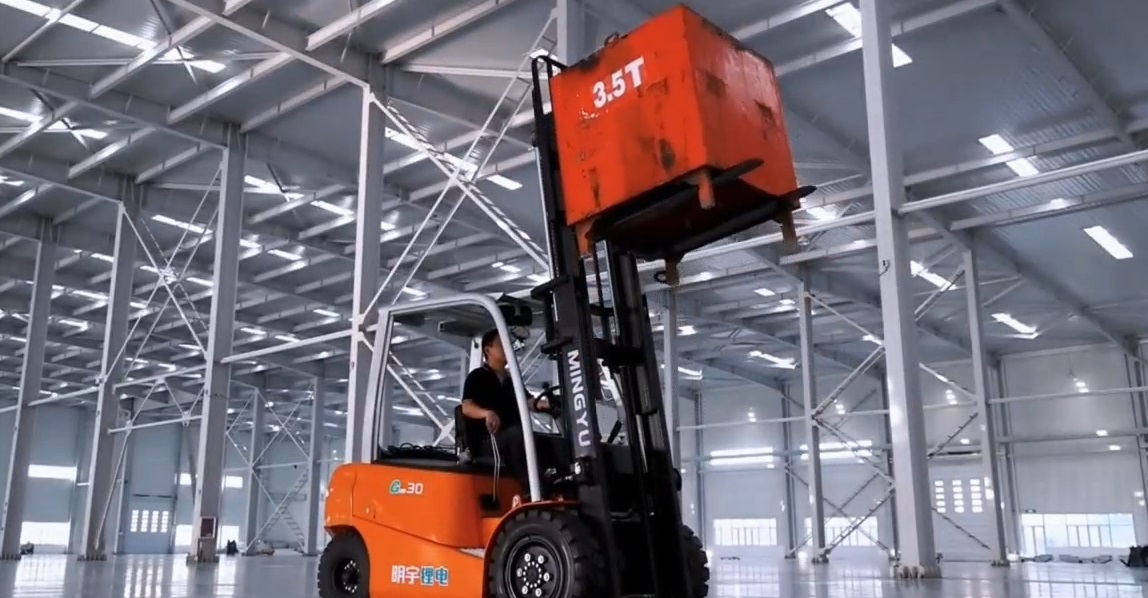 How do electric forklifts work