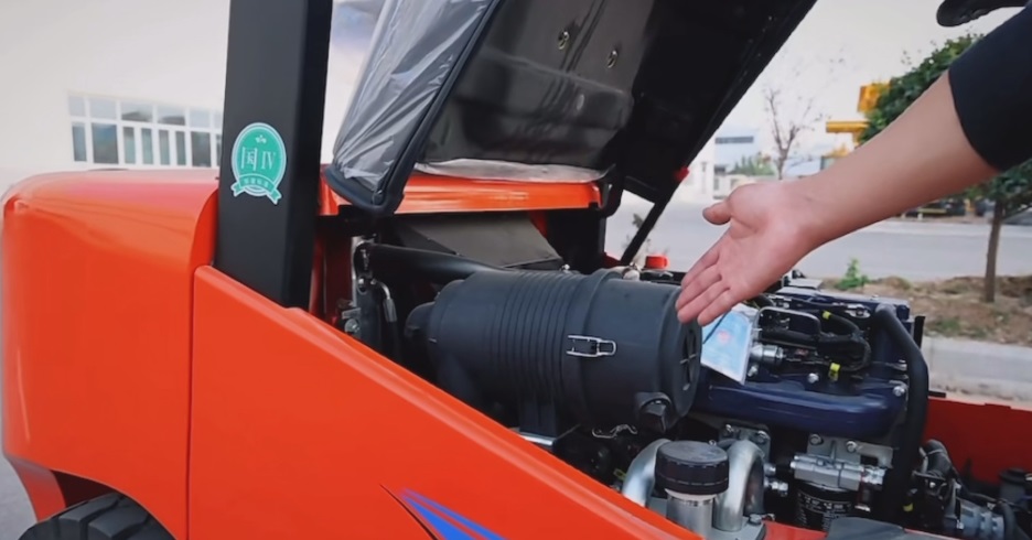 Changing a Fuel Filter on a Diesel Forklift