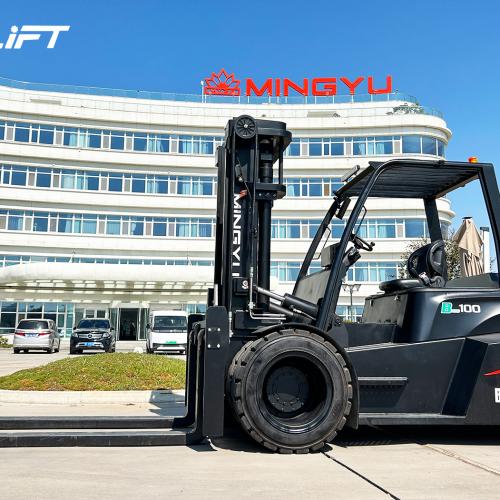 What is the difference between an electric stacker and a forklift?