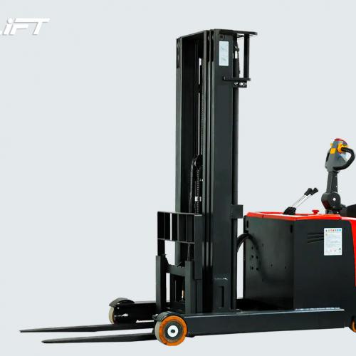 What is the difference between a DC and an AC motor for an electric pallet stacker truck?