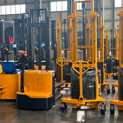 What is the difference between manual and electric stackers?