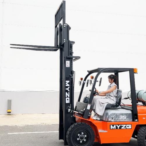 Are there specific safety precautions for operating or refueling LPG dual-fuel forklifts?