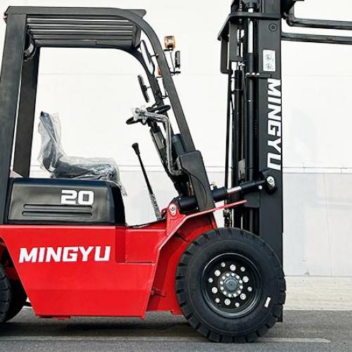 What's the average price difference between diesel and electric lithium forklifts?