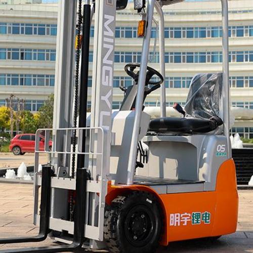 What are the main advantages of an electric forklift?