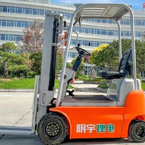 How long does an electric forklift battery last on a single charge?