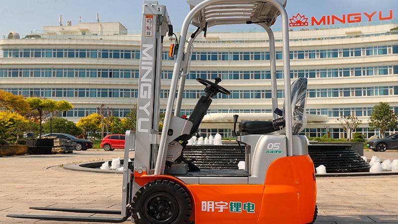How long does it take to charge an electric forklift battery?