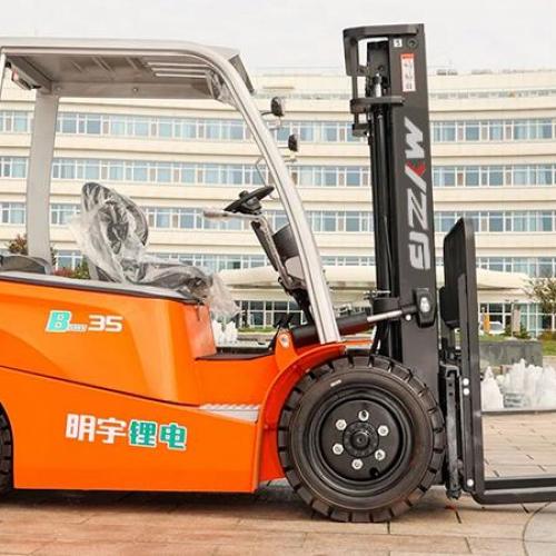 Can electric forklifts be used outdoors or in the rain?