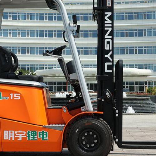 Do I need special training to operate an electric forklift?