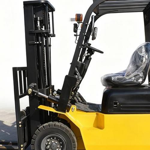 What are the main advantages of an LPG forklift over electric or diesel models?