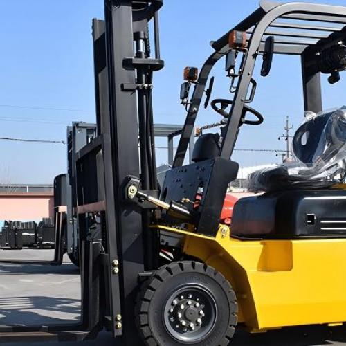 How much does it cost to refill an LPG forklift tank?