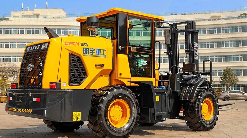 Can an all-terrain forklift operate on muddy or uneven ground?