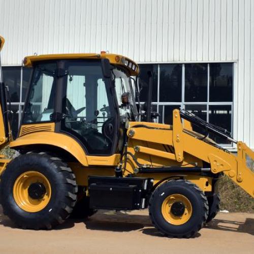 What are the key differences between the major backhoe loader brands？