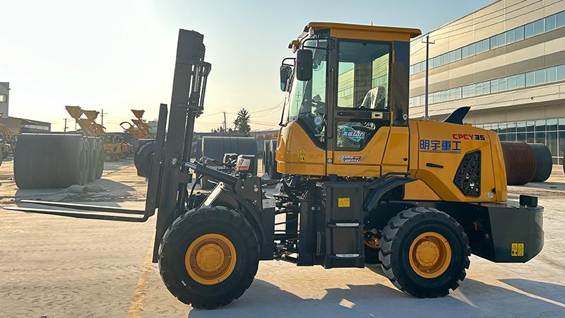 What is the maximum load capacity of a standard forklift?