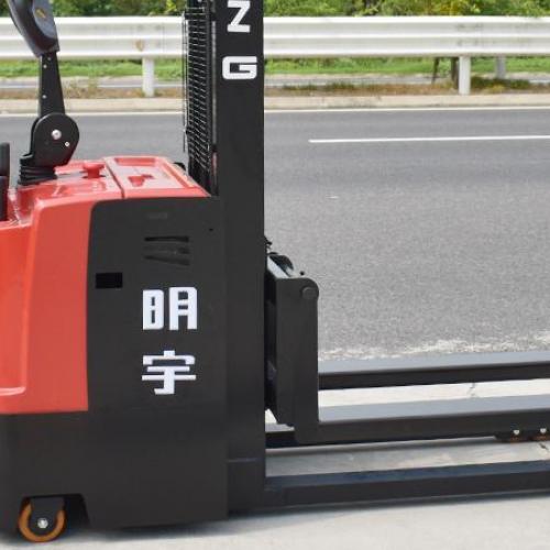 What are the key safety requirements for operating a walkie stacker?