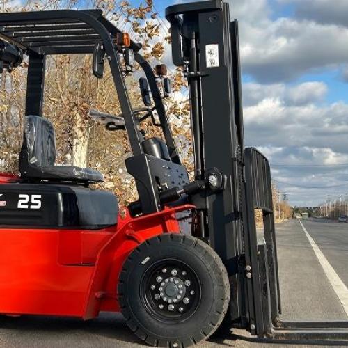 What is the fuel efficiency (or consumption rate) of an average LPG forklift?