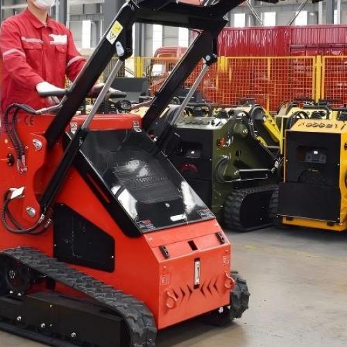 What is the difference between vertical lift and radial lift on a skid steer?