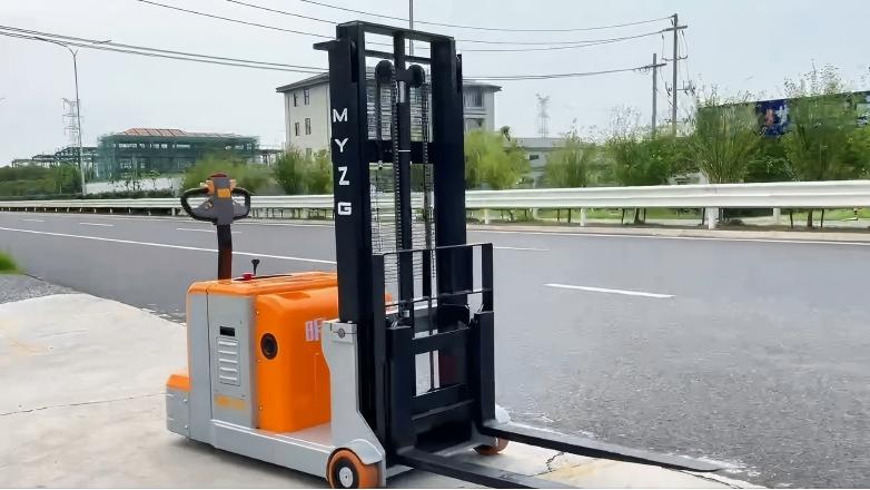 ¿Por qué mi transpaleta eléctrica pierde potencia bajo carga?