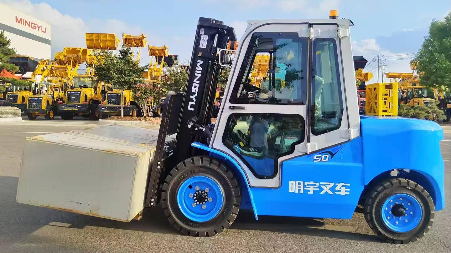 ¿Qué tipos de accesorios se pueden añadir a las carretillas elevadoras y cómo afectan a la capacidad?