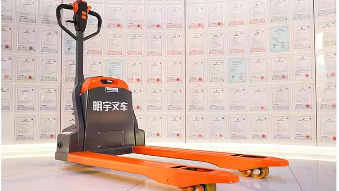 ¿Cuál es el propósito principal de un apilador de palets en un almacén?