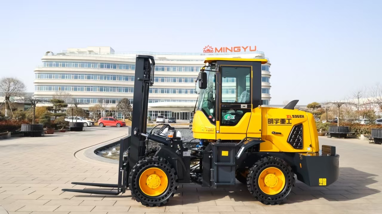 ¿Cuál es la diferencia entre una carretilla elevadora estándar y una carretilla todoterreno?