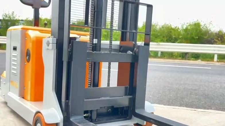 ¿Cuánto cuesta un apilador manual frente a uno eléctrico?