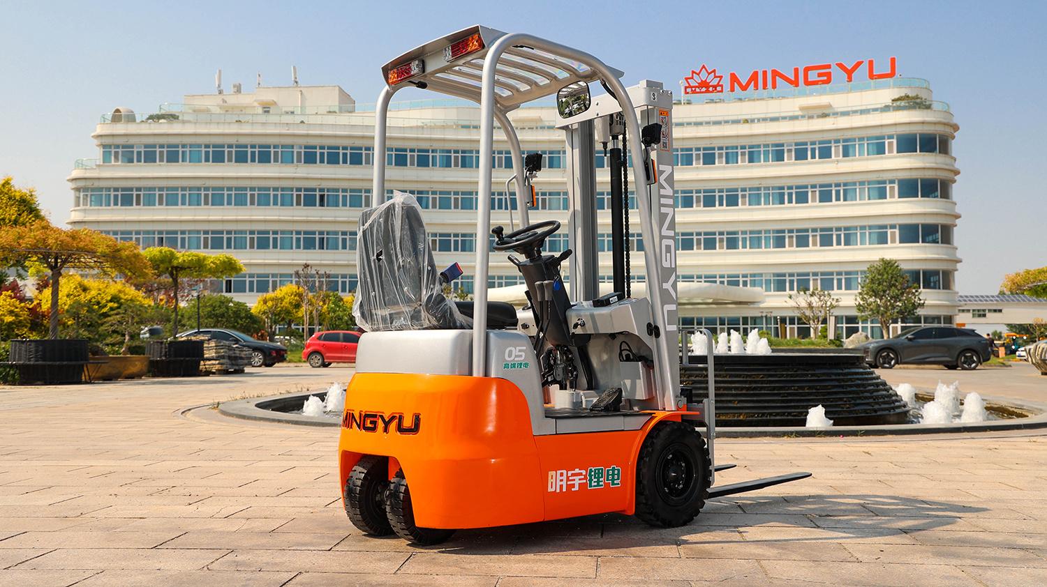 ¿Qué es la regla de los tres puntos de apoyo para montacargas?