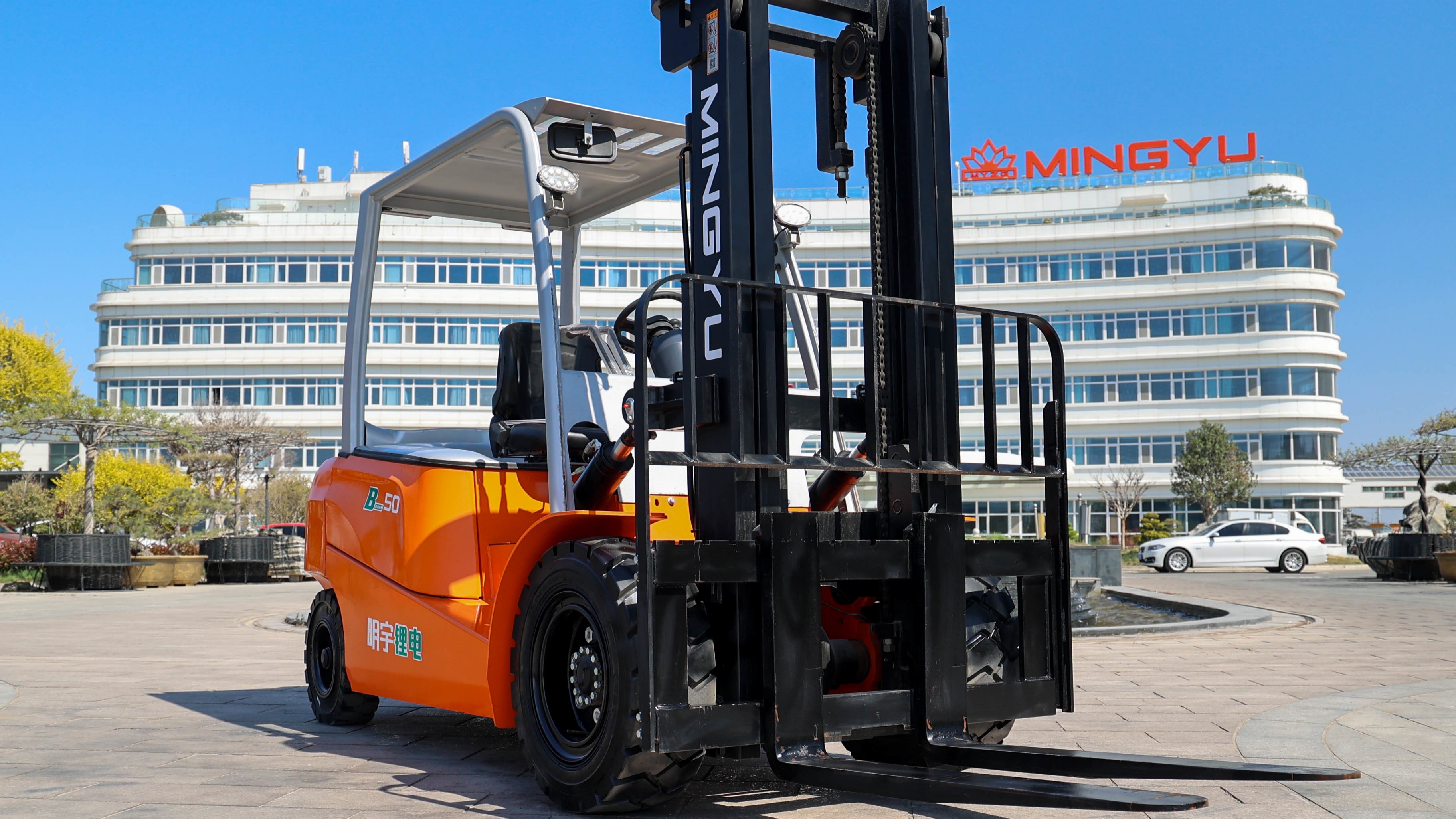 ¿Cuál es la zona de peligro alrededor de una carretilla elevadora en operación?