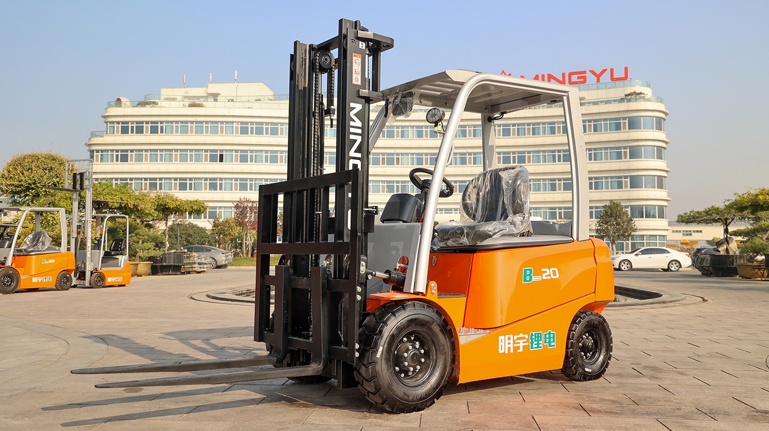 ¿Necesito una licencia o certificación para operar un montacargas?