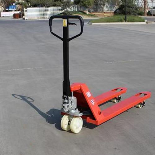 ¿Necesita una licencia para operar una transpaleta apiladora?