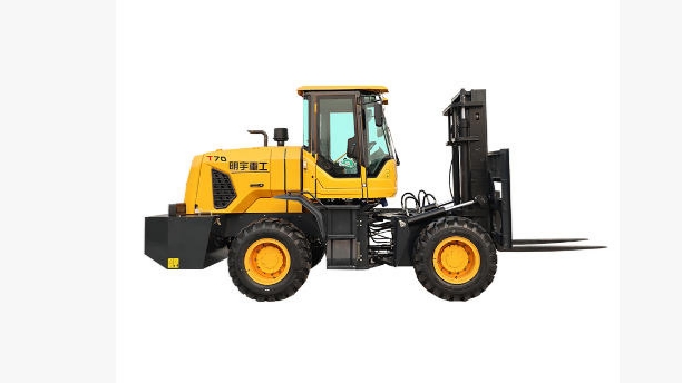 Montacargas todoterreno vs manipulador telescópico (telehandler): ¿cuál es la diferencia?