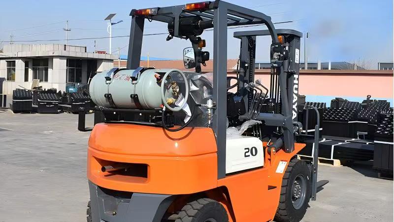 ¿Cuál es la velocidad máxima de una carretilla elevadora (forklift)?