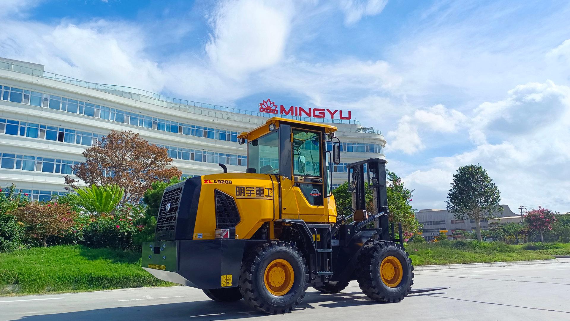 ¿Qué accesorios (attachments) están disponibles para los montacargas todo terreno?