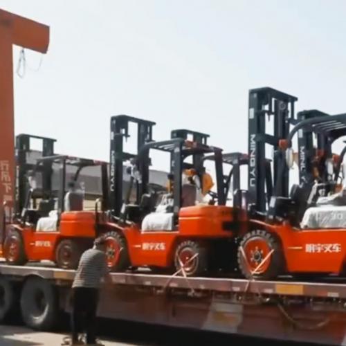 What are the signs of a diesel forklift engine problem?