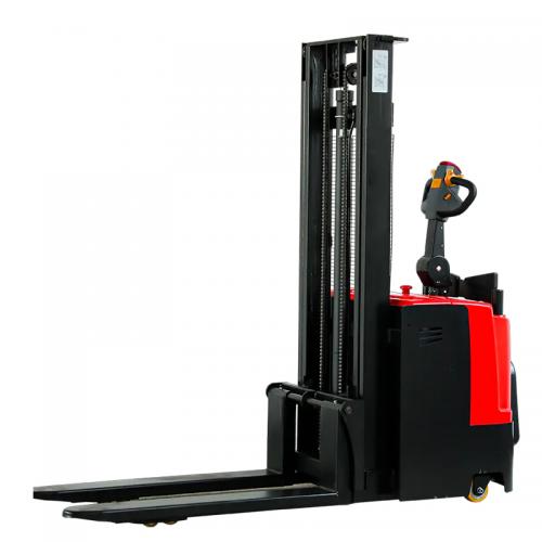 How do automated stacker cranes improve efficiency in large distribution centers?