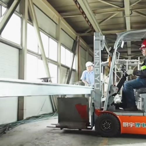 What are the latest advantages in electric forklift battery charging technology?