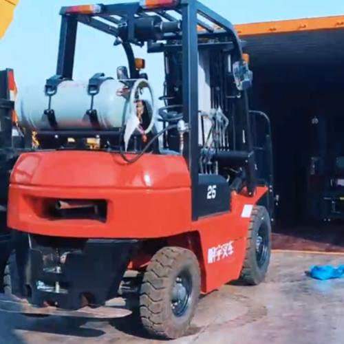  What kind of gas do forklifts use? 