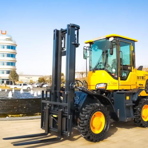 What’s the Difference Between an Off-Road Forklift and a Rough Terrain Forklift?