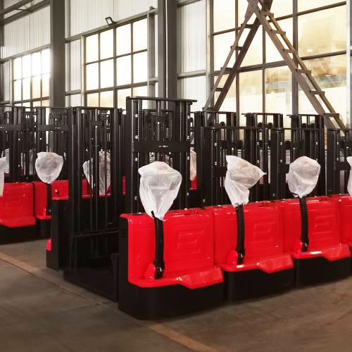 What is the difference between a manual and an electric pallet stacker?