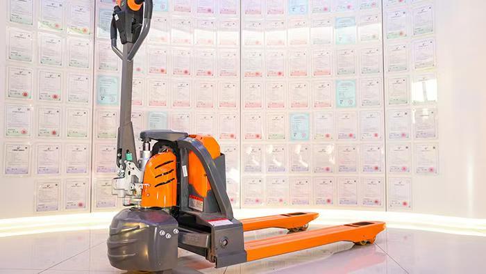 Os empilhadores podem ser usados com paletes de fundo fechado?