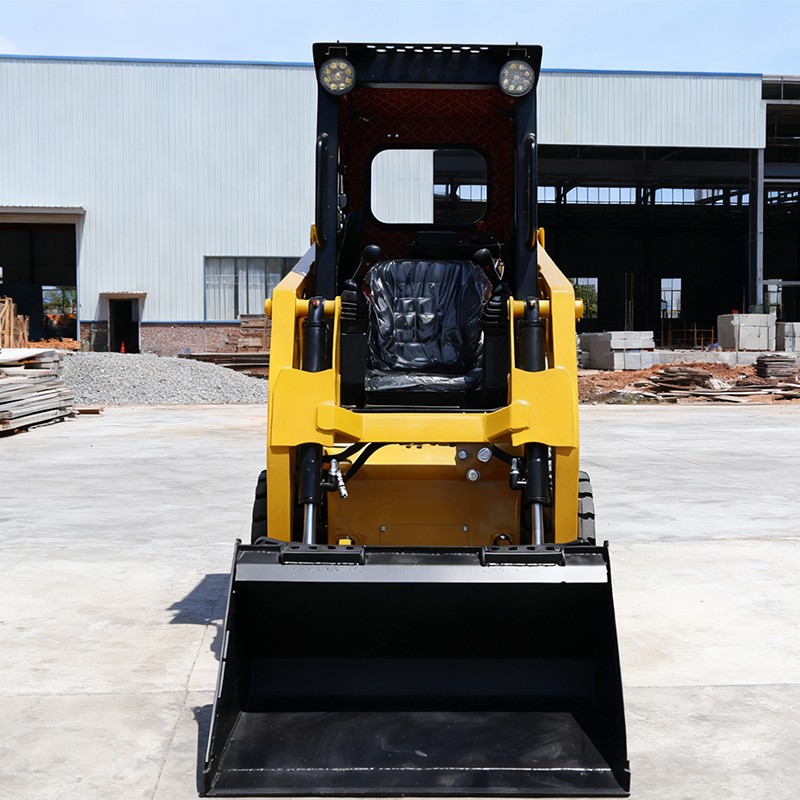 Carregadora compacta de direção deslizante JC25 com motor Kubota para aplicações versáteis de manuseamento de materiais. Carregadora compacta de direção deslizante JC25 com motor Kubota para aplicações versáteis de manuseamento de materiais.