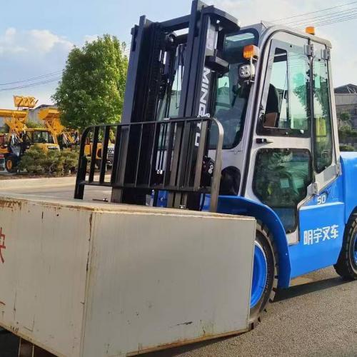 Какие типы навесного оборудования можно установить на вилочные погрузчики и как они влияют на грузоподъемность