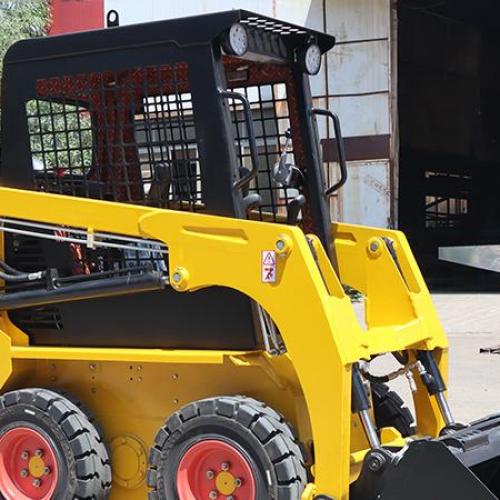 Погрузчик Skid steer vs компактный погрузчик колес:что лучше для озеленения?