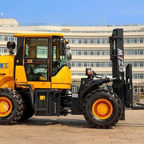 Вилочные погрузчики Toyota vs Caterpillar: что лучше перепродать?