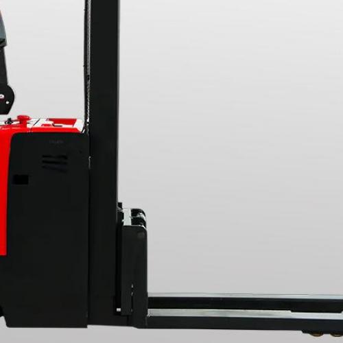 Что лучше: грузовик reach или стокер для узких проходов?