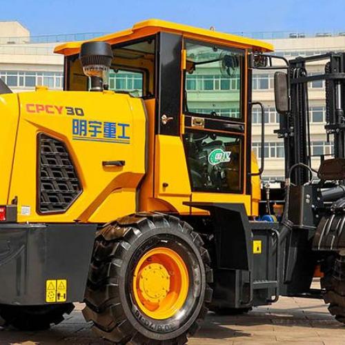 Может ли вилочный погрузчик повышенной проходимости работать на грязной или неровной земле?