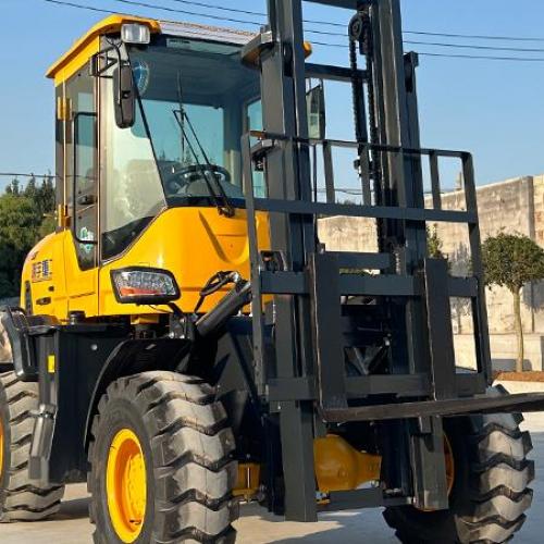 Какова максимальная грузоподъемность стандартного вилочного погрузчика?