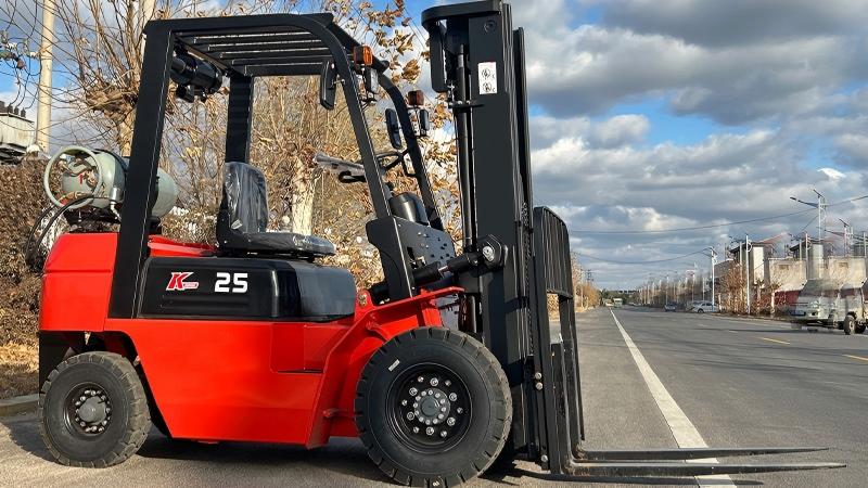 Какова топливная эффективность (или расход топлива) среднего вилочного погрузчика СНГ?